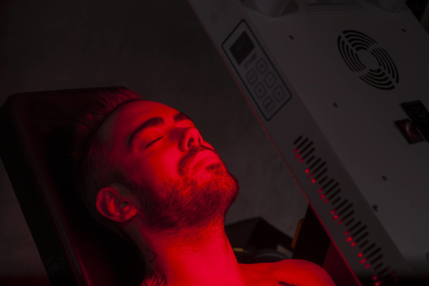 What You Need To Know About The Benefits Of Red Light Therapy For Thyroid Health - Rouge Care